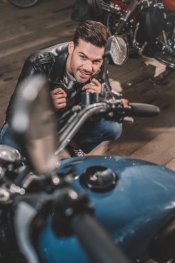 klasik motosiklet ile motorcu