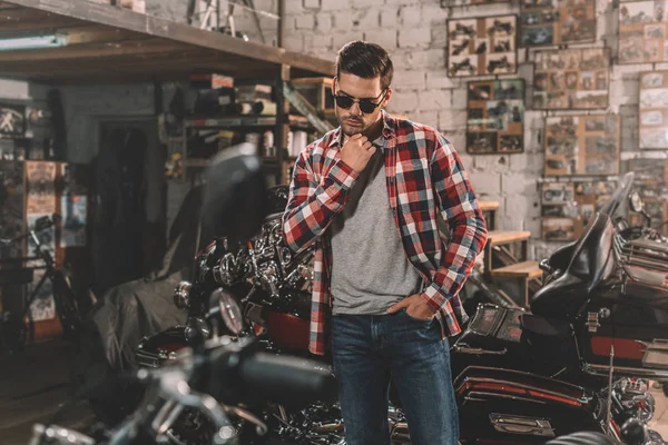 Motociclista en gafas de sol con moto — Foto de Stock