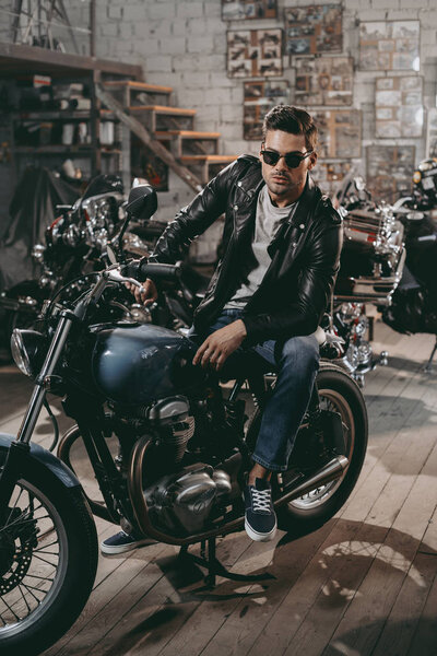 мотоциклист с классическим мотоциклом
