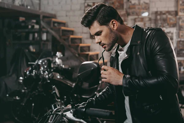 Siyah deri ceketli motorcu — Stok fotoğraf