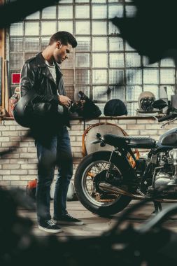 Motosiklet atölye ile motorcu