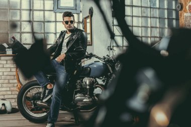 Atölye yakışıklı motorcu