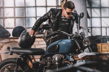 klasik motosiklet ile motorcu