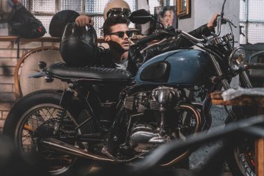klasik motosiklet ile motorcu