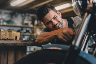 Motosiklet tamir automechanic