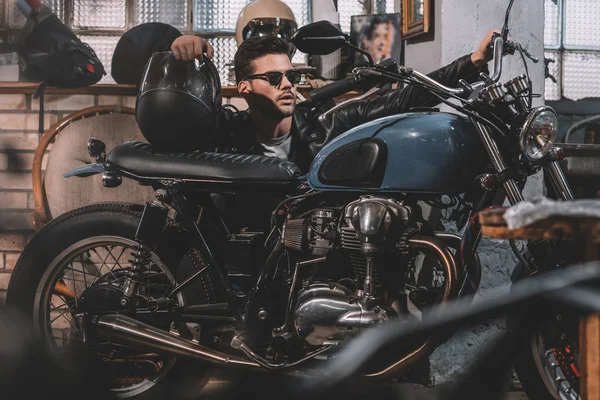 Biker with classic motorcycle — Stock Photo, Image