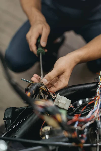 Repairing motorcycle in workshop — Stock Photo, Image