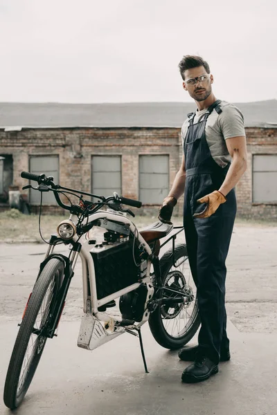 Mechaniker mit Brille repariert Motorrad — Stockfoto