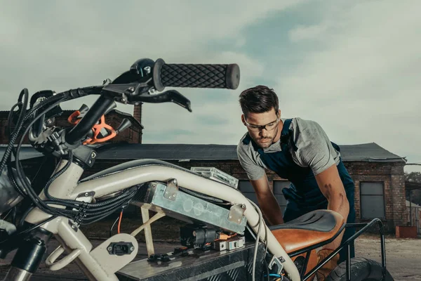 Repairing vintage motorcycle — Stock Photo, Image