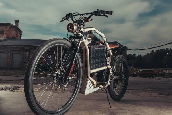 Motocicleta vintage en el garaje —  Fotos de Stock