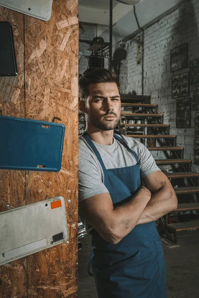 Monteur in de werkplaats — Stockfoto