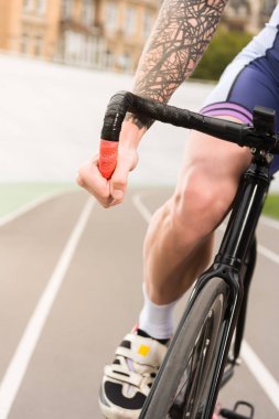 bisikletçi binicilik bisiklet döngüsü yarış pisti üzerinde