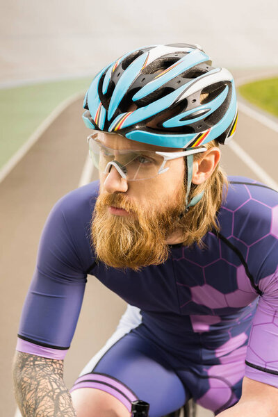 велосипедист в шлемах и очках
