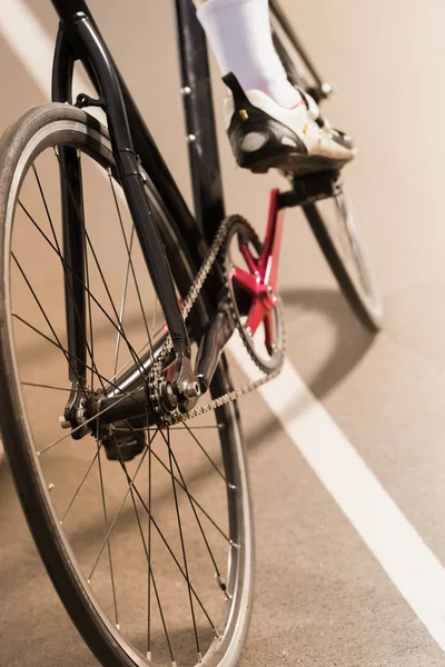 Ciclista montar en bicicleta en pista de carreras de bicicletas — Foto de Stock