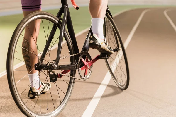 Ciclista montar en bicicleta en pista de carreras de bicicletas — Foto de Stock