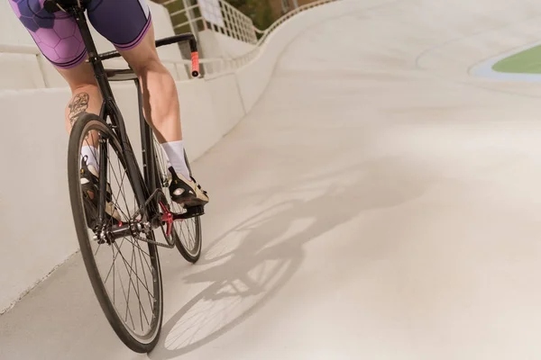 Ciclista montar en bicicleta en pista de carreras de bicicletas — Foto de Stock