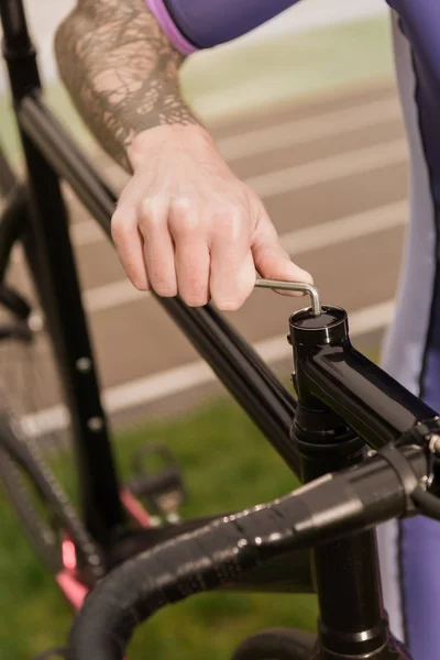Man herstel fiets — Stockfoto