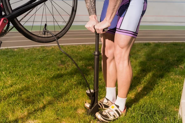 Man fietswiel pompen — Stockfoto