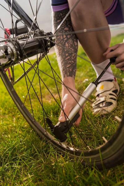 Hombre bombeo rueda de bicicleta — Foto de Stock