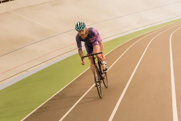 Radfahrer auf Radrennstrecke — Stockfoto