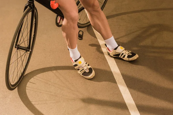 bisikletçi bisiklet ayakta