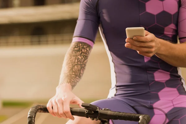 Hombre usando smartphone — Foto de Stock