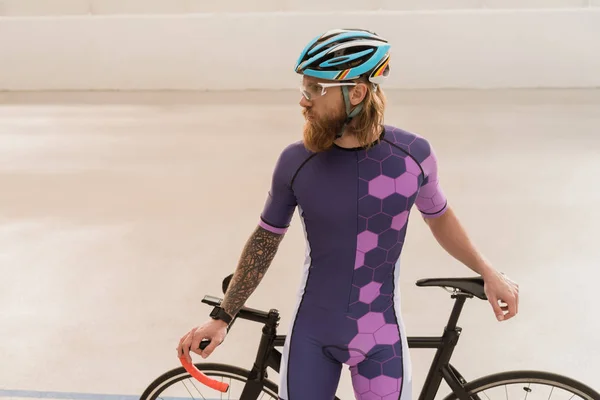 自転車とヘルメットのサイクリスト ストック画像
