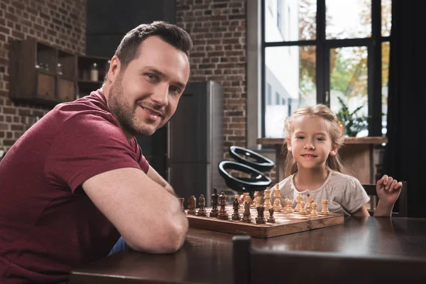 Vater und Tochter posieren mit Schachbrett — kostenloses Stockfoto
