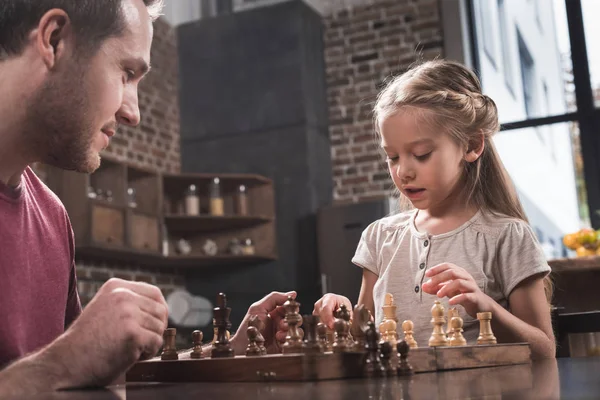 Pai e filha jogando xadrez — Fotografia de Stock