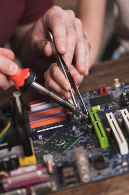 Pirinçle lehimlemek için baba öğretim kız 