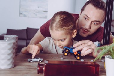 Araba oyuncaklar oynama baba ve kızı 