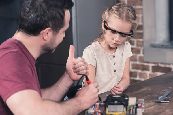 Père montrant pouce à fille — Photo gratuite