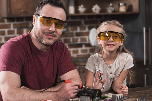 Pai e filha posando enquanto brasagem — Fotografia de Stock