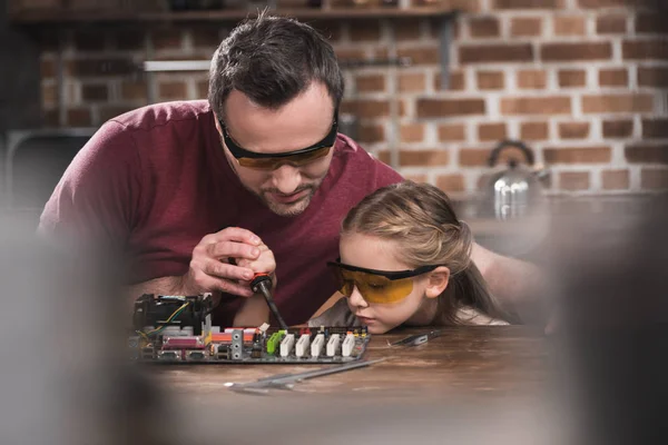 Father teaching daughter to braze — Stock Photo, Image