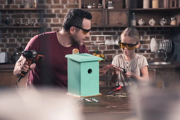 Hija mirando cómo utilizar vernier pinza — Foto de Stock