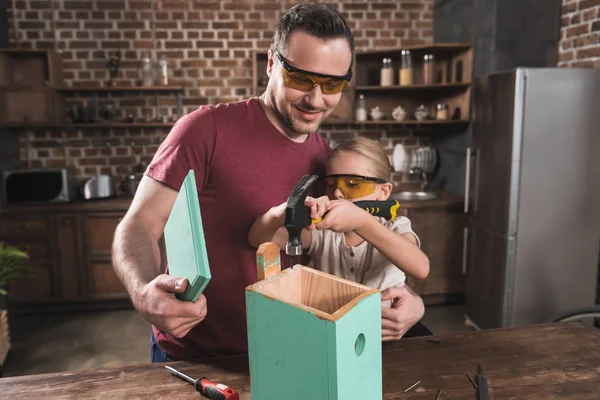 Kuş evini yapma baba ve kızı 