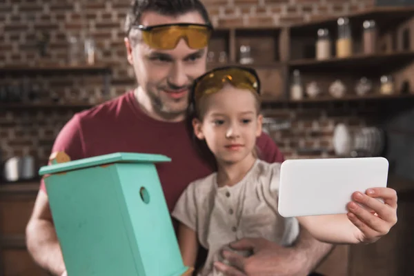 Otec a dcera při selfie — Stock fotografie zdarma