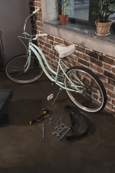Ремонт женского велосипеда — стоковое фото