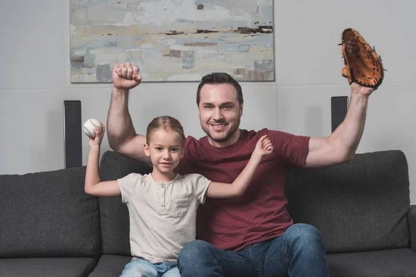 Otec a dcera ukazuje svaly — Stock fotografie