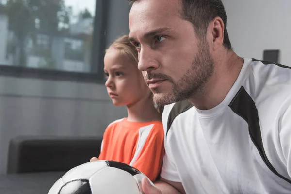 Hija y padre viendo juego de fútbol — Foto de stock gratis