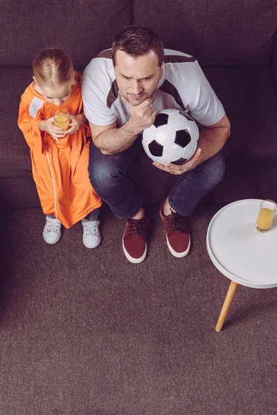 Η κόρη και ο πατέρας βλέποντας ποδόσφαιρο παιχνίδι — Δωρεάν Φωτογραφία