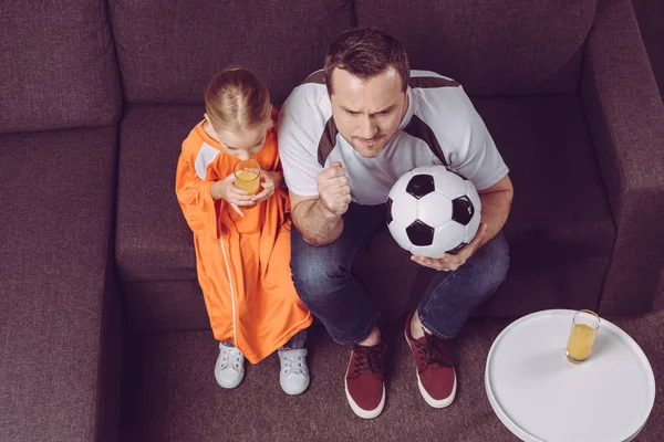 Daughter and father watching football game — Stock Photo, Image