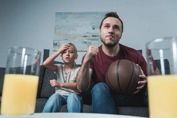 Padre e hija apoyando al equipo de baloncesto — Foto de Stock