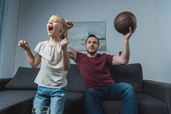 Pai e filha apoiando equipe de basquete — Fotografia de Stock