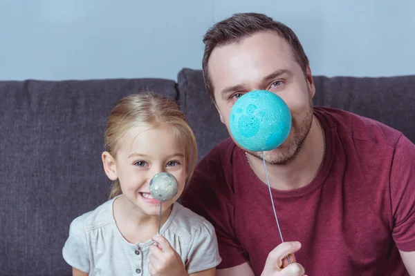 Pai e filha posando com planetas — Fotografia de Stock