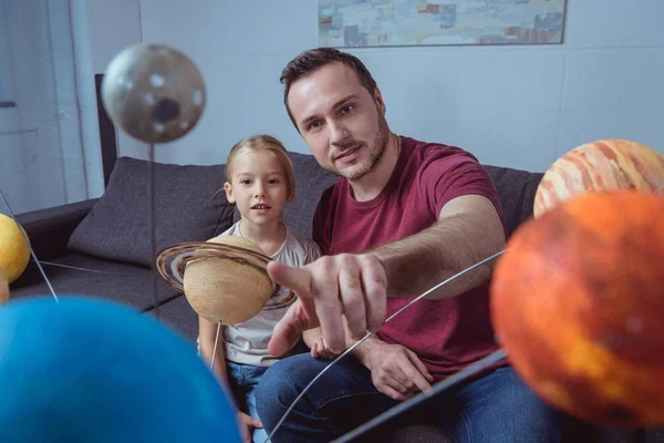 Padre mostrando figlia un pianeta — Foto Stock