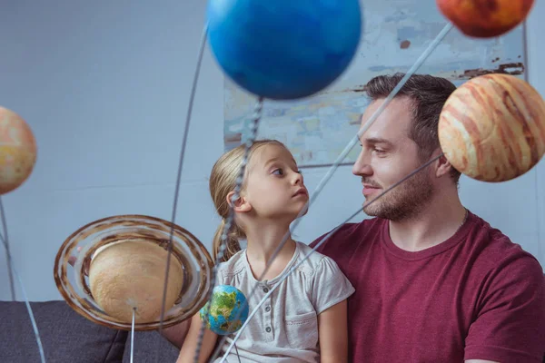 Pai e filha com planetas modelo — Fotografia de Stock