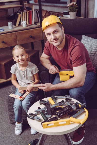 Padre e hija haciendo marco de madera — Foto de Stock