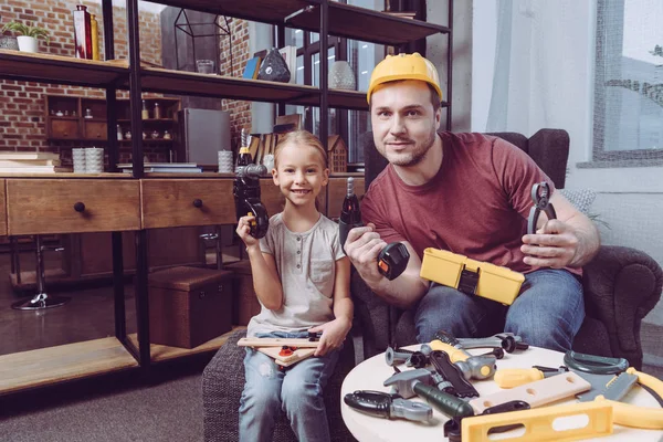 Otec a dcera pózuje s nástroji pro hračky — Stock fotografie