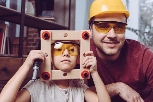 Pai e filha posando com quadro auto-feito — Fotografia de Stock